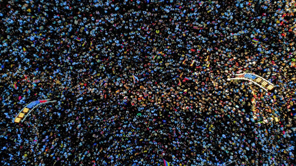 Aerial view of a large crowd gathering in Buenos Aires for a peaceful protest.
